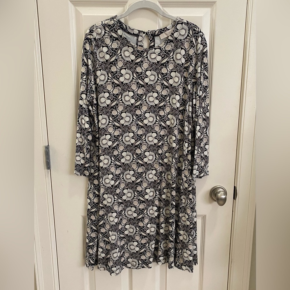 LOFT swing dress with 3/4 length sleeves. Easy wear Size-Med